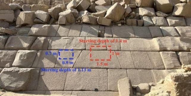 Menkaure Piramidi'nin doğu duvarının arkasındaki iki boşluğun konumları.