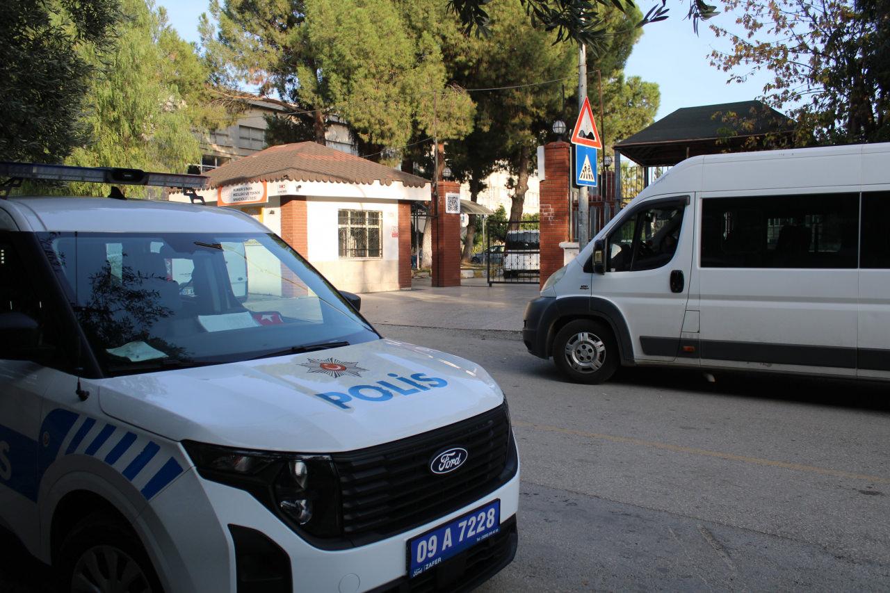 Olay yerine çok sayıda ekip sevk edildi.