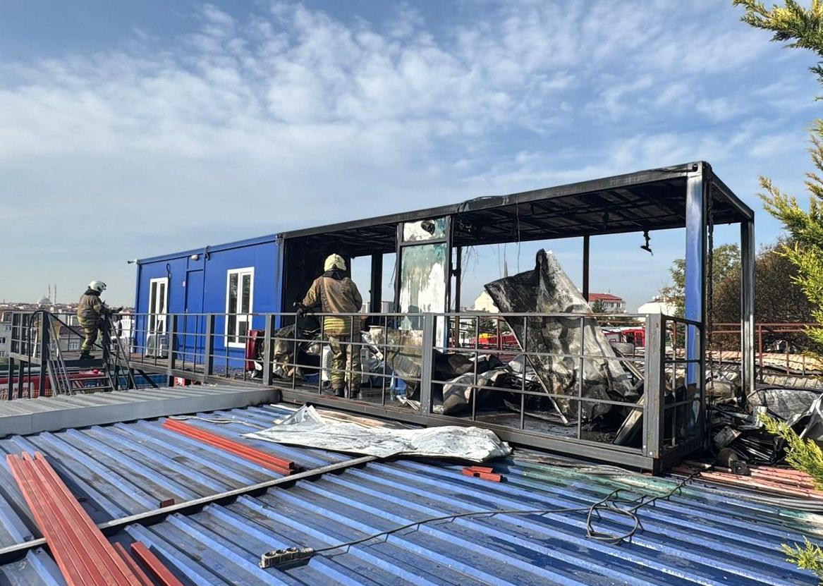 Konteynerlerde çıkan yangın, söndürüldü.