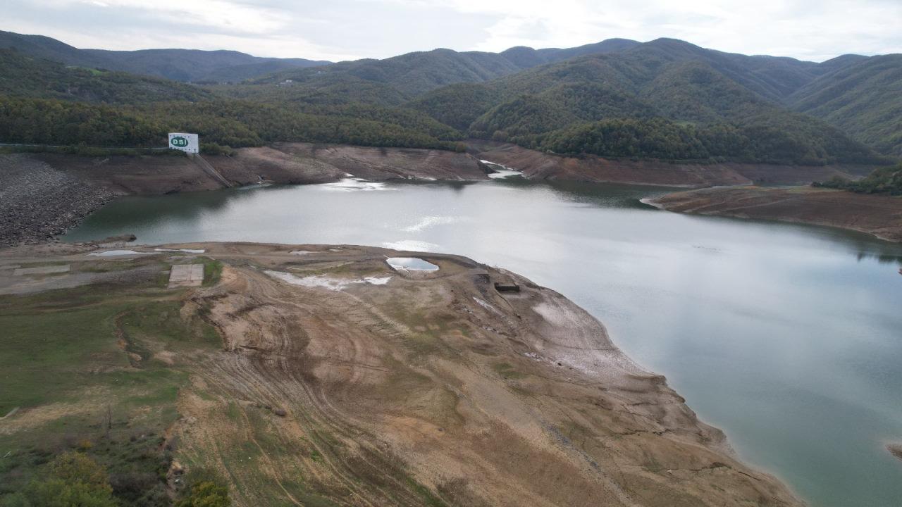 Yalova'nın su ihtiyacını karşılayan Gökçe Barajı'nda su seviyesi yüzde 10'a geriledi.