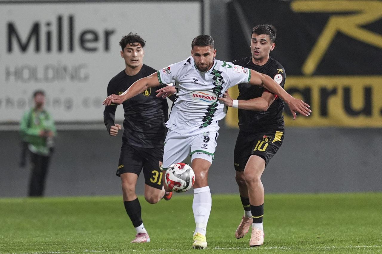 Trendyol 1. Lig'in 14. haftasında İstanbulspor ile Sakaryaspor, Esenyurt Necmi Kadıoğlu Stadı'nda karşılaştı. Bir pozisyonda İstanbulspor oyuncusu Florian Loshaj (10) ile Sakaryaspor oyuncusu Lukasz Zwolinski (9) mücadele etti.