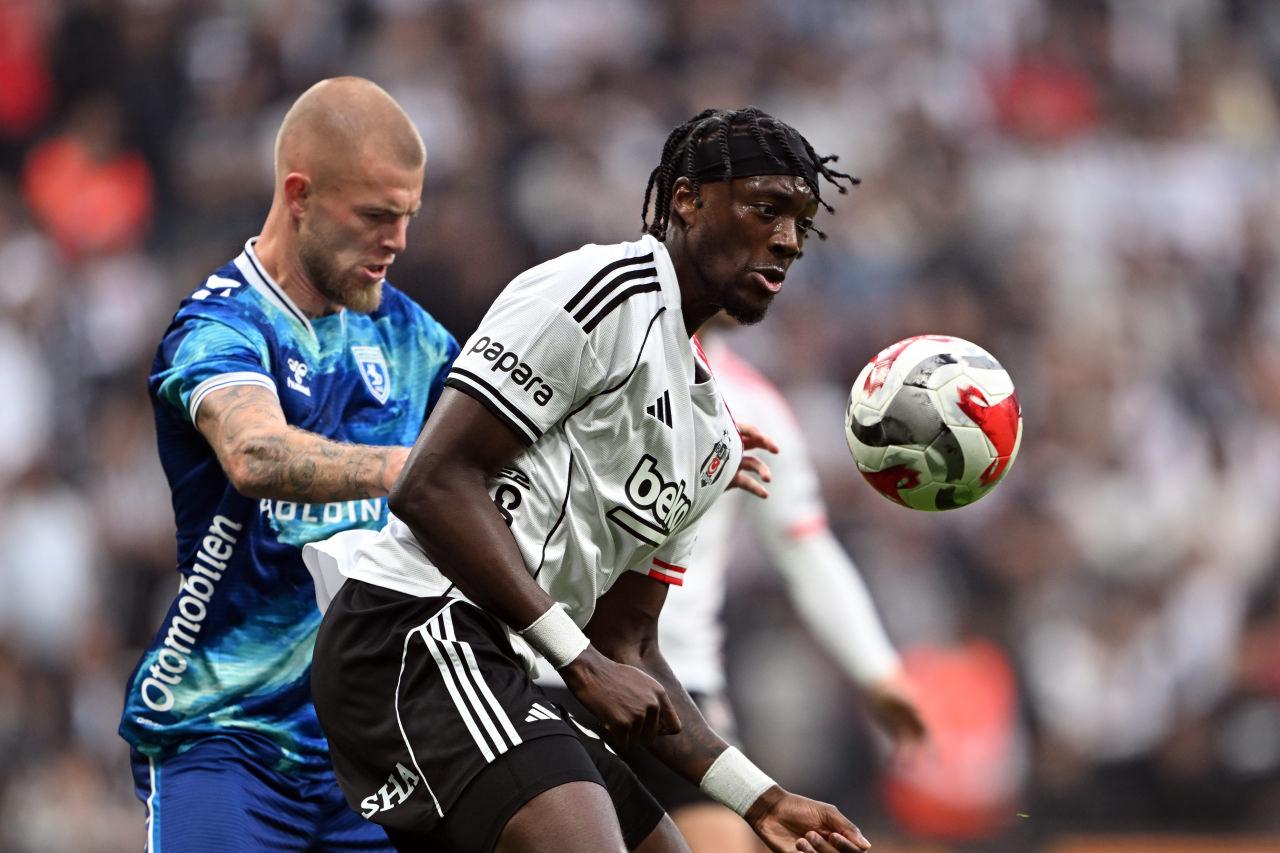 Tammy Abraham ile Van Drongelen arasındaki ikili mücadeleden bir görüntü, 23 Kasım 2025