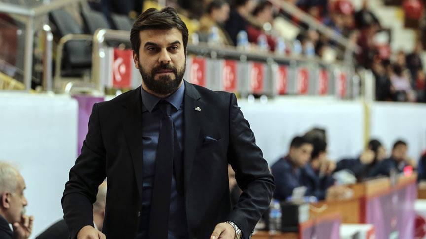 Fırat Okul bir maç sırasında kenarda beklerken