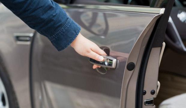 BMW'nin lüks özelliği pahalıya patladı! Kapıya sıkışan parmağı için rekor tazminat