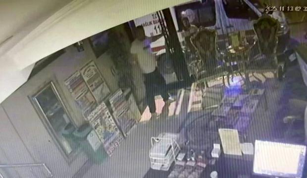 Böcek ailesi otelde kilitli kalmış! O anlar ortaya çıktı: Kapıyı açmaya çalışmışlar