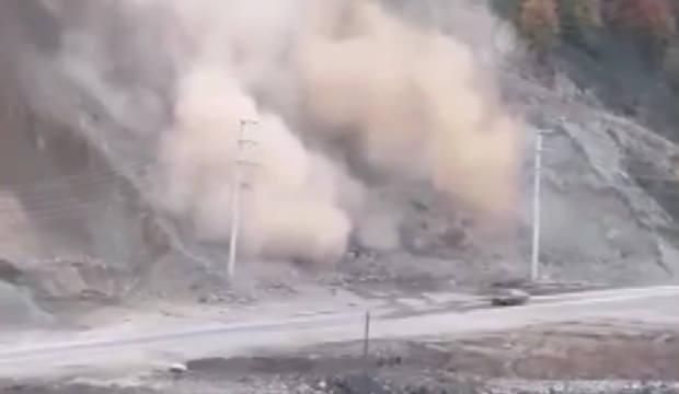 Düzce'de heyelan! Otomobiller saniye ile kurtuldu, yollar kapandı!