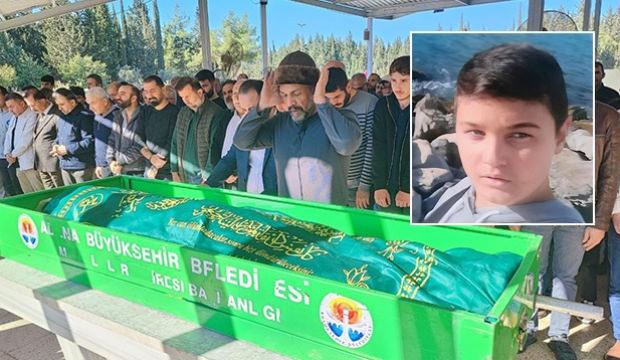 En acı görev: 12 yaşındaki oğlunun cenaze namazını kıldırdı