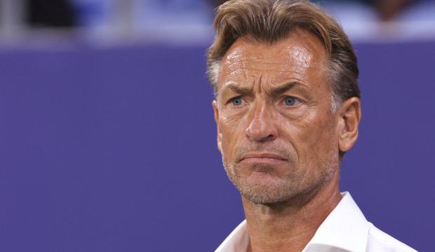 Fransız teknik direktör, ezan okunduğu sırada basın toplantısına ara verdi