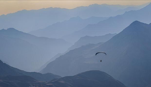 Hakkari semaları yamaç paraşütüyle renkleniyor