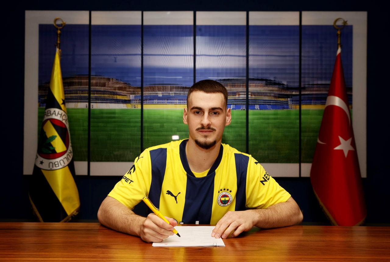 Ognjen Mimovic kendisini Fenerbahçe'ye bağlayan sözleşmeyi imzalarken, 31 Ocak 2025