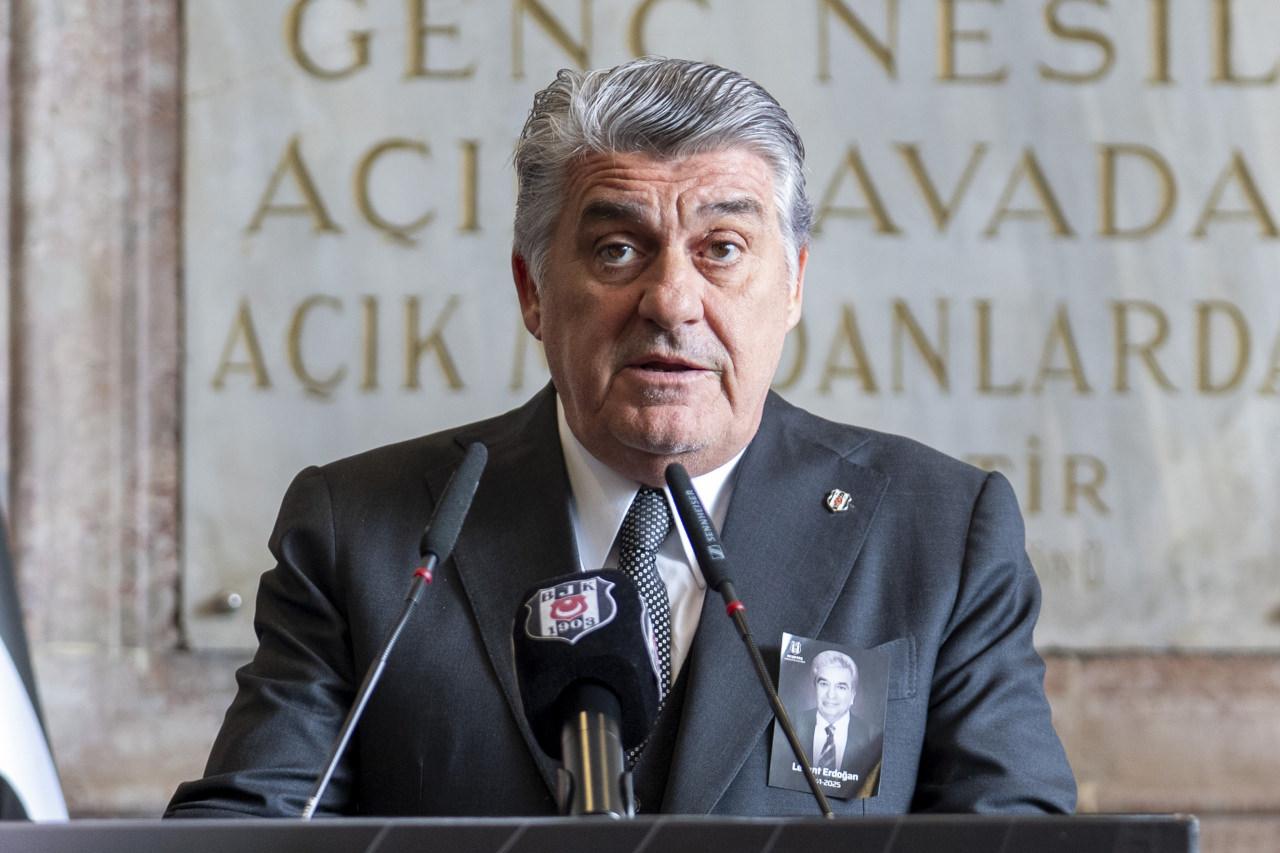 Hayatını kaybeden Beşiktaş Kulübünün eski asbaşkanlarından Levent Erdoğan için Tüpraş Stadı'ndaki tarihi müze önünde tören düzenlendi. Törene Beşiktaş Kulübü Başkanı Serdar Adalı katılarak konuşma yaptı.