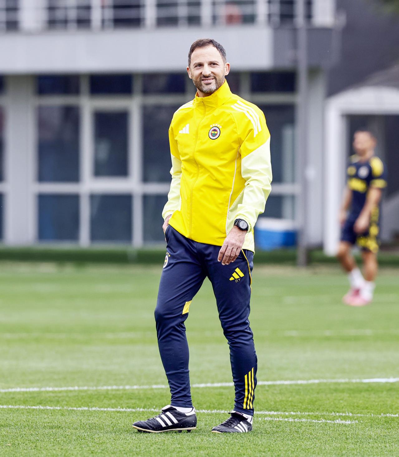Fenerbahçe Teknik Direktörü Domenico Tedesco antrenmanda