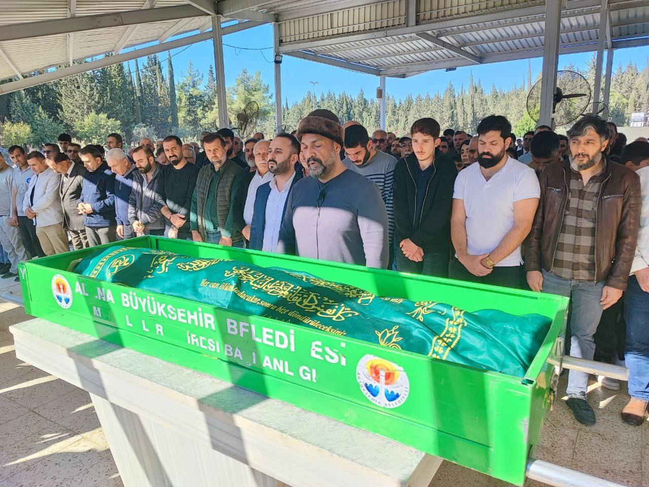 12 yaşındaki Miraç Çam'ın cenaze namazını babası Ümit Çam kıldırdı.