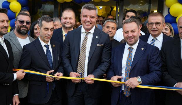 Sadettin Saran'a açılış töreninde sürpriz hediye