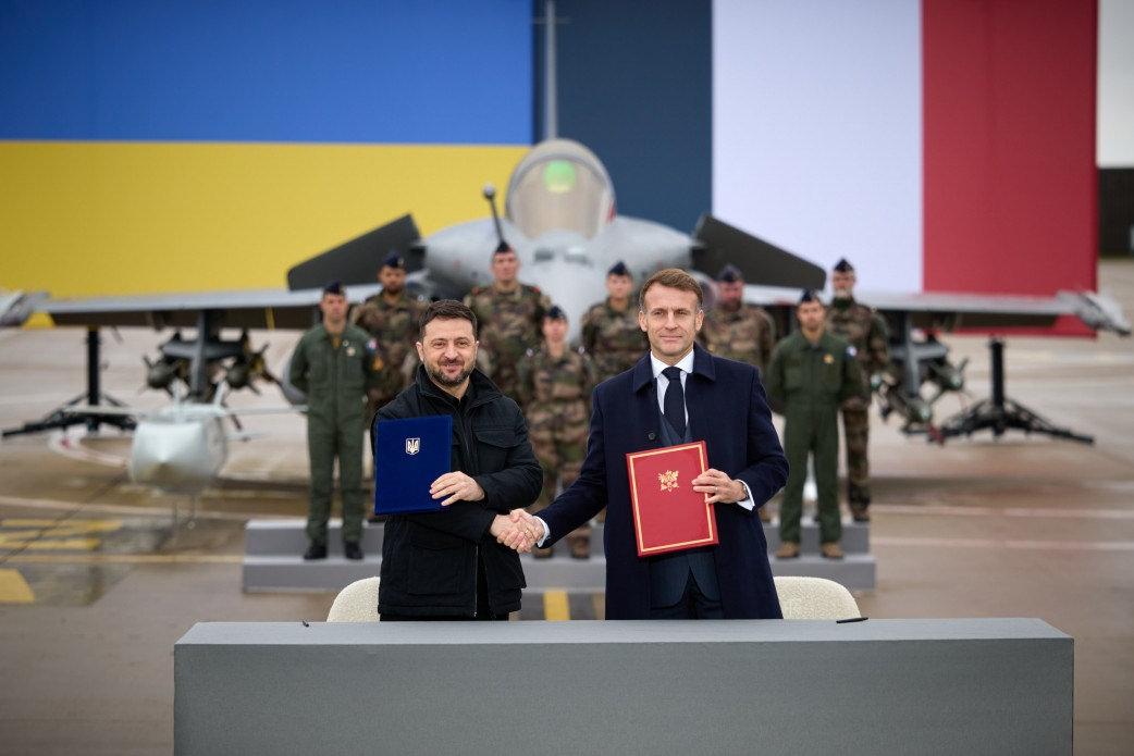 Fransa Cumhurbaşkanı Emmanuel Macron ve Ukrayna Devlet Başkanı Volodimir Zelenskiy, Kiev'in gelecek yıllarda 100 Rafale savaş uçağı satın alması konusunda anlaşmaya vardı.