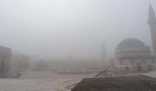 Sivas'ta yoğun sis! Evler, ağa&ccedil;lar g&ouml;r&uuml;nmez oldu