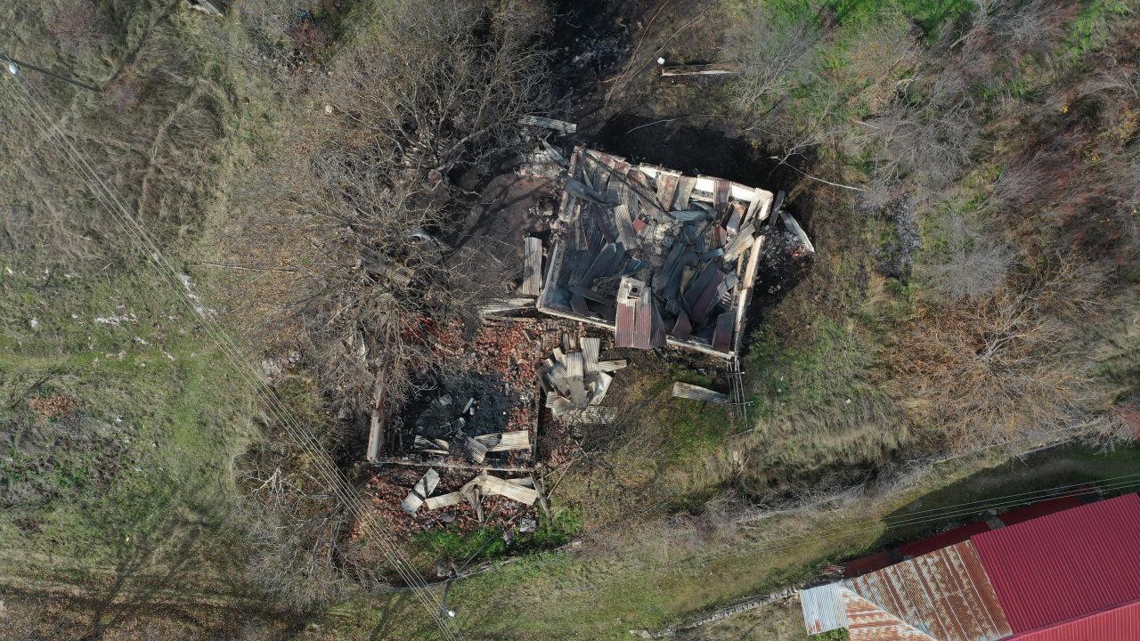 Yangından geriye evin külleri kaldı.