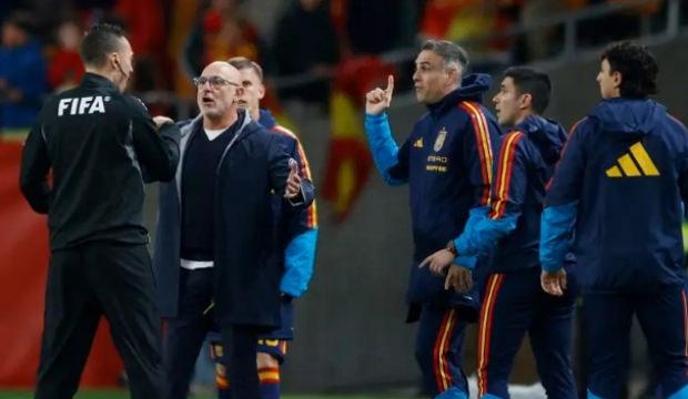 T&uuml;rkiye ma&ccedil;ında hakeme olay hareket! İspanya bunu konuşuyor