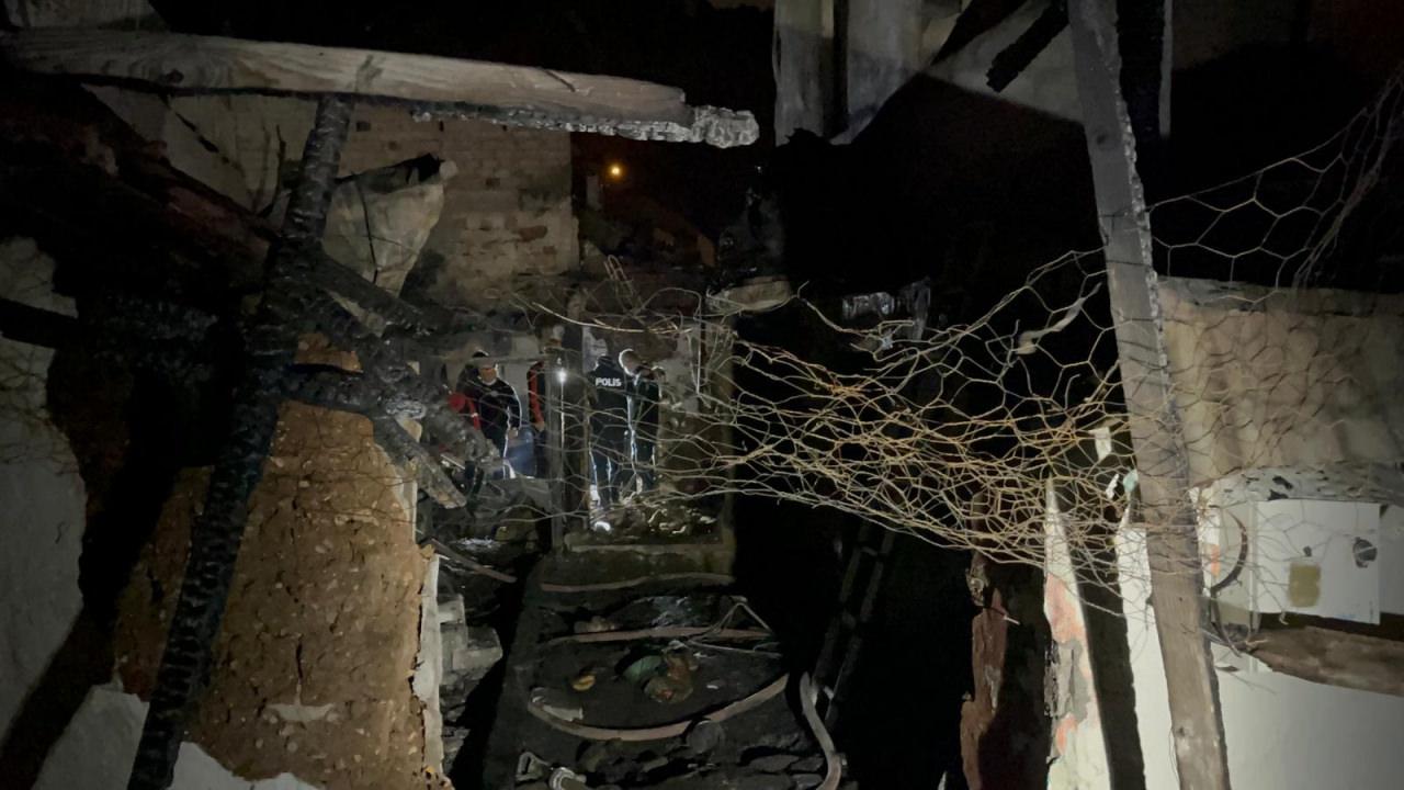 Yangın itfaiye ekiplerinin müdahalesiyle 2 saatte söndürüldü.