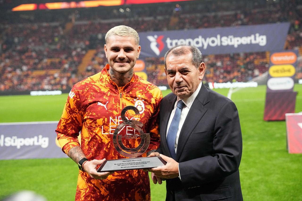 Mauro Icardi, Dursun Özbek'ten 100'üncü maça özel plaketi alırken, 22 Kasım 2025