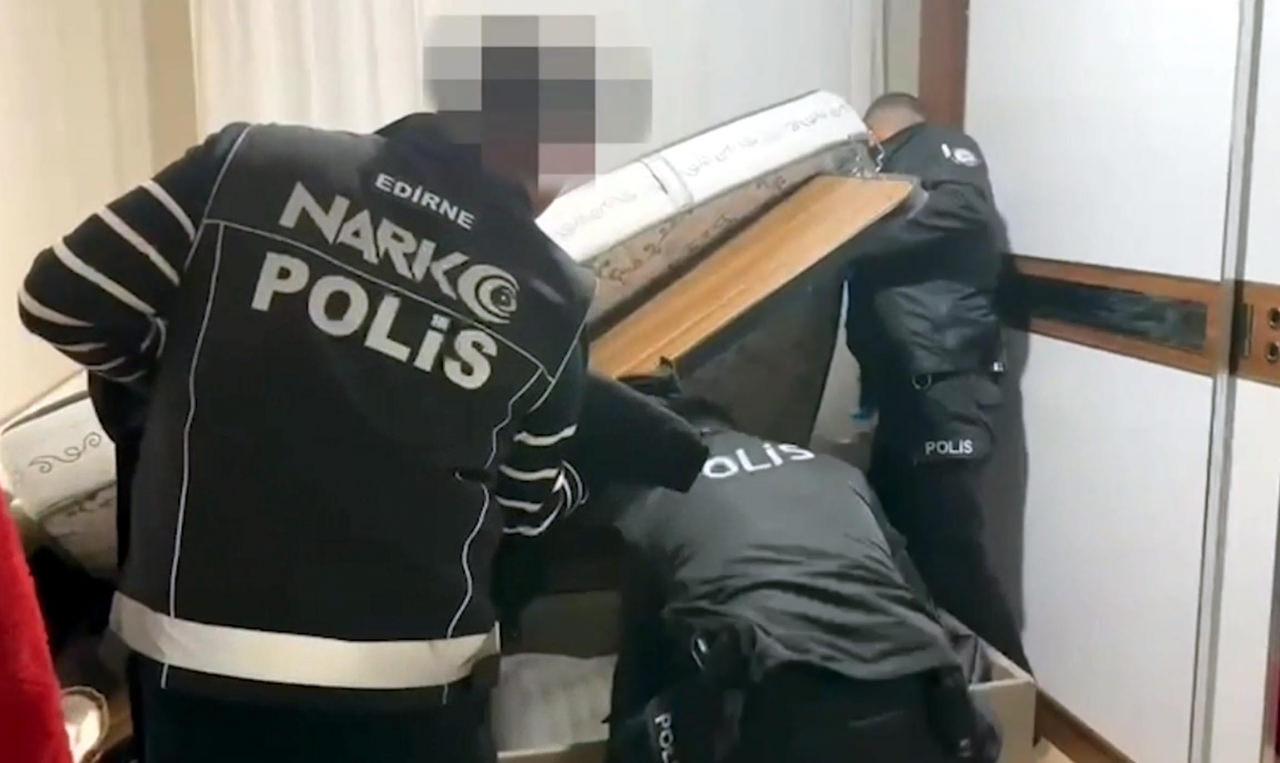 Ekipler evlerde arama yaptı.