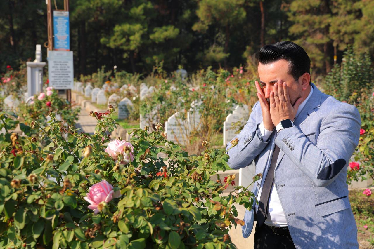 Metin Acıpayam, dua ediyor.