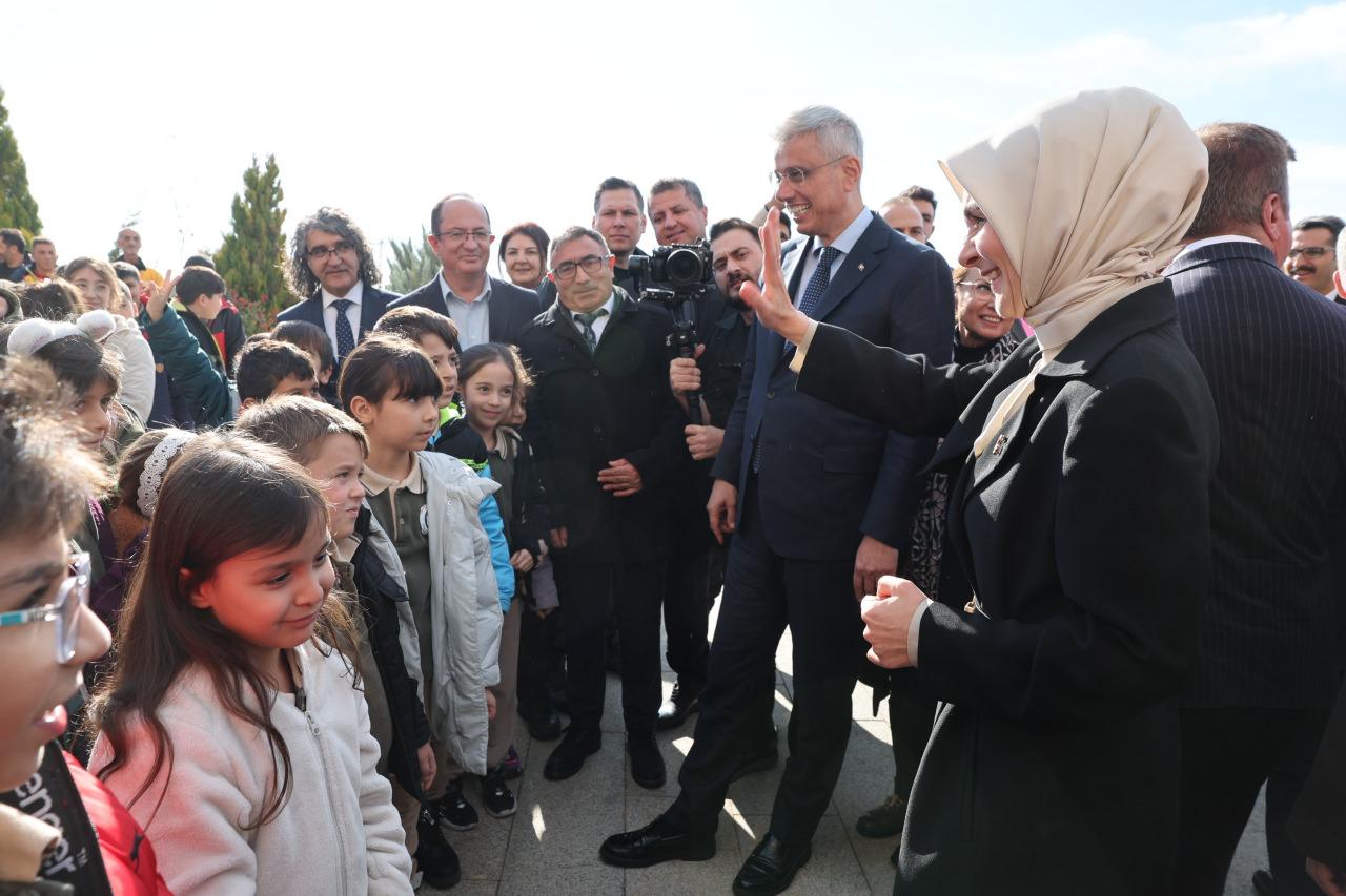 Aile ve Sosyal Hizmetler Bakanı Mahinur Özdemir Göktaş çocuklarla sohbet etti