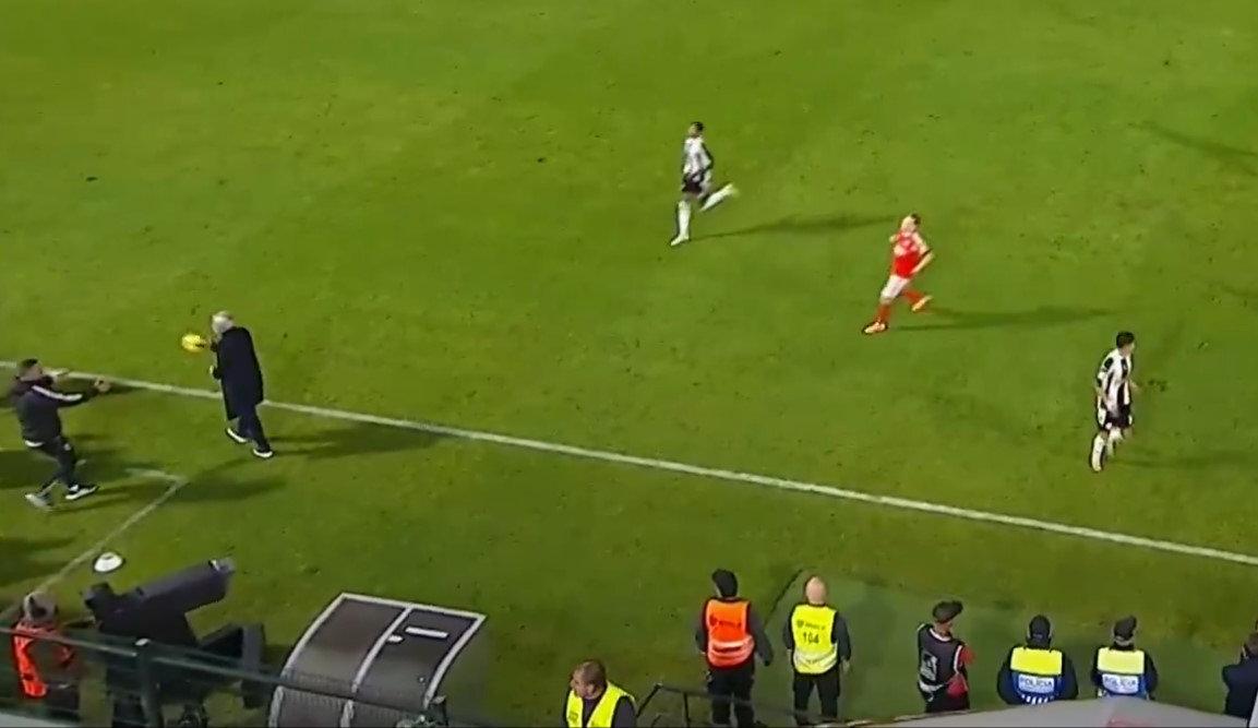 Yayıncı kuruluştan alınan bu ekran görüntüsünde Jose Mourinho'nun topu Nacional'in yedek kulübesinin arkasına attığı görülüyor.