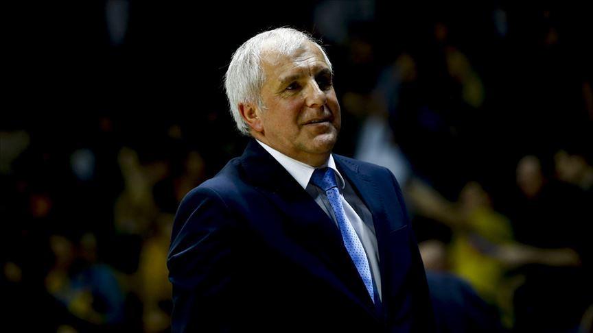 Zeljko Obradovic bir maçta kenarda beklerken