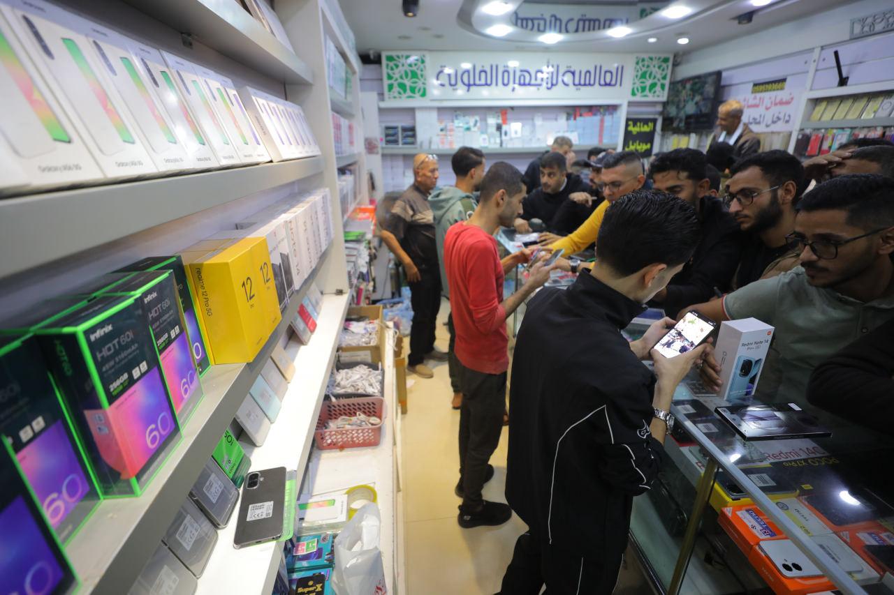 Filistin'de bir telefon dükkanı