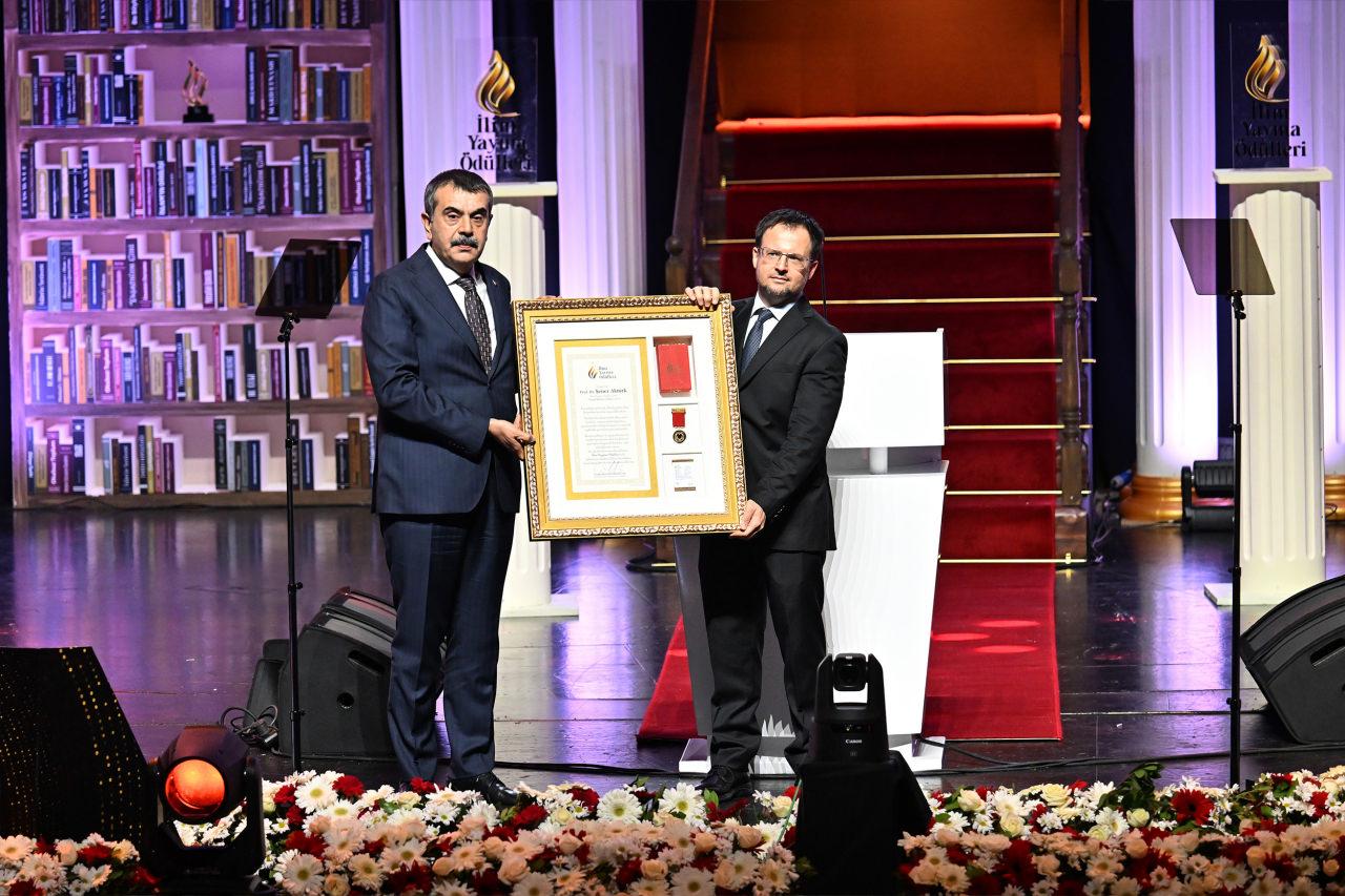  İlim Yayma Ödülleri 2025 Sosyal Bilimler Ödülü, 'Not So Innocent: Clerics, Monarchs, and the Ethnoreligious Cleansing of Western Europe' başlıklı çalışmasıyla Koç Üniversitesi’nden Prof. Dr. Şener Aktürk'e verildi. Aktürk’e ödülünü Milli Eğitim Bakanı Yusuf Tekin takdim etti.