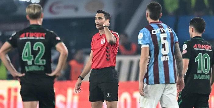 Trabzonspor  - Konyaspor, Süper Lig karşılaşması. Hakem Alper Akarsu VAR ile konuşuyor.