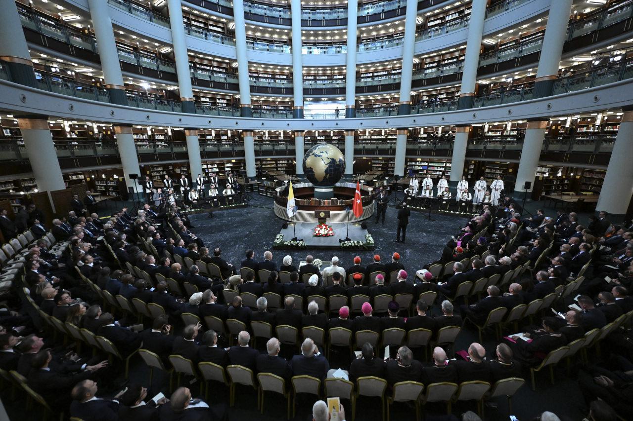 Cumhurbaşkanı Recep Tayyip Erdoğan, Cumhurbaşkanlığı Millet Kütüphanesinin Cihannüma Salonu'nda gerçekleştirilen Sivil Toplum ve Diplomatik Heyet Toplantısı'na katıldı.