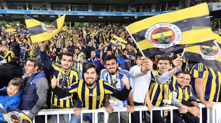 Fenerbahçeli futbolseverler Chobani Stadyumu'nda takımlarını destekliyor