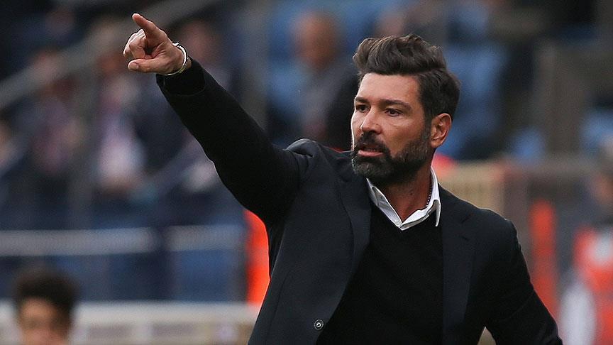 Hakan Kutlu oyuncularına talimat verirken