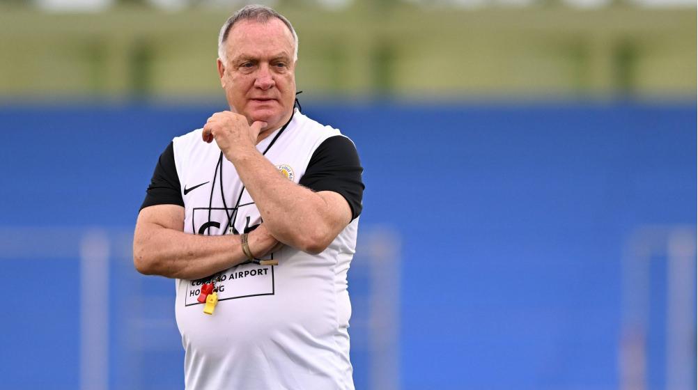 Dick Advocaat bir antrenman sırasında takımını takip ederken