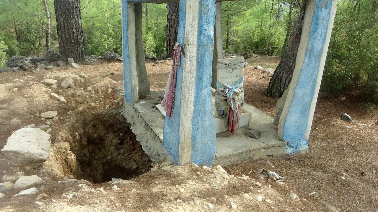 Türbe kaçak kazıyla tahrip edildi. 