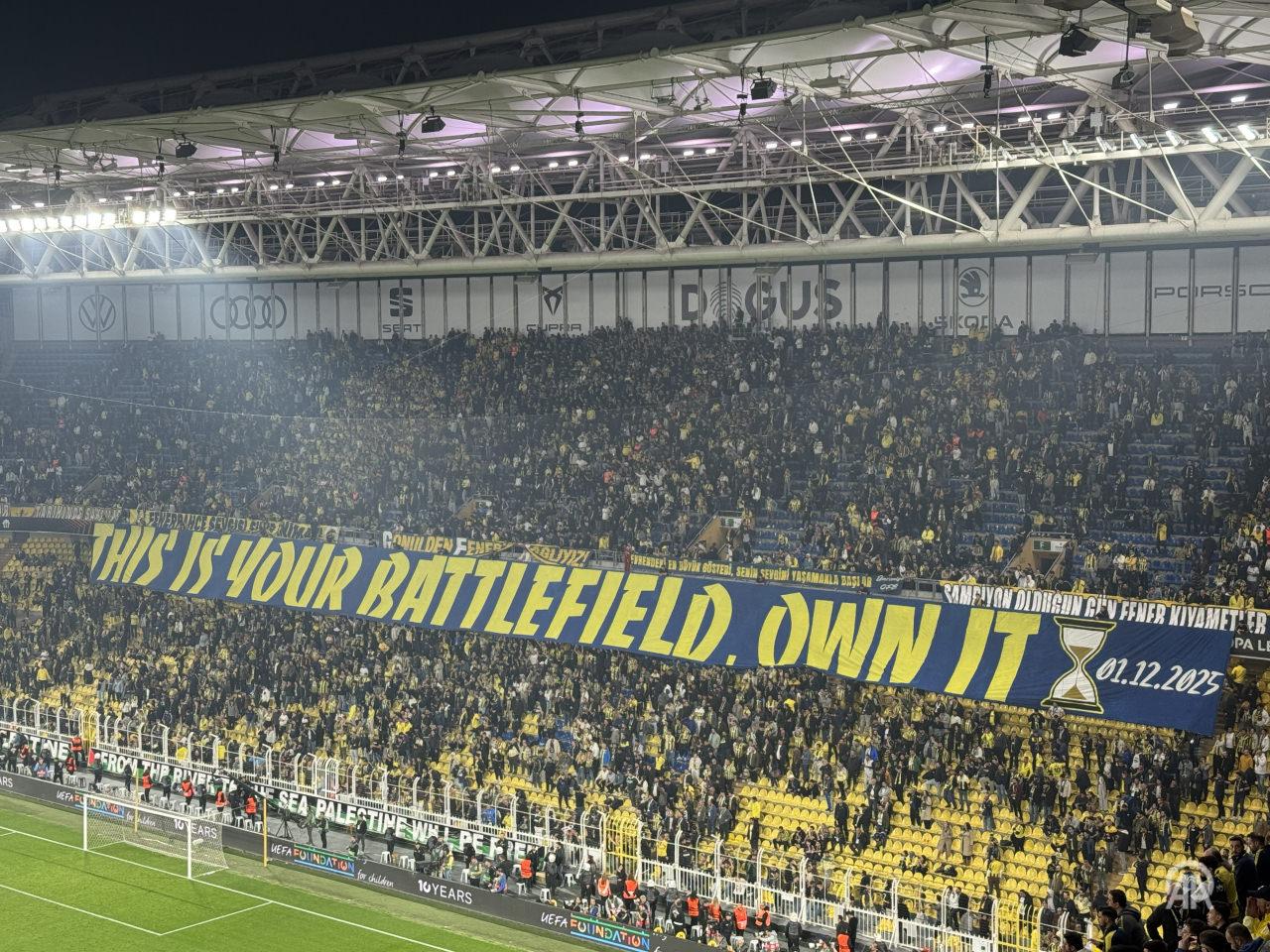 Fenerbahçeli taraftarların Galatasaray maçı için tribünde açtığı pankart