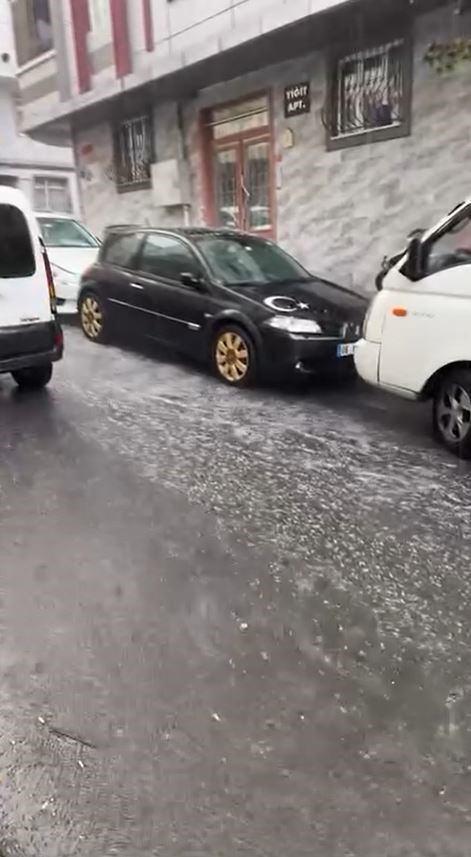 Caddede su birikintisi oluştu. 