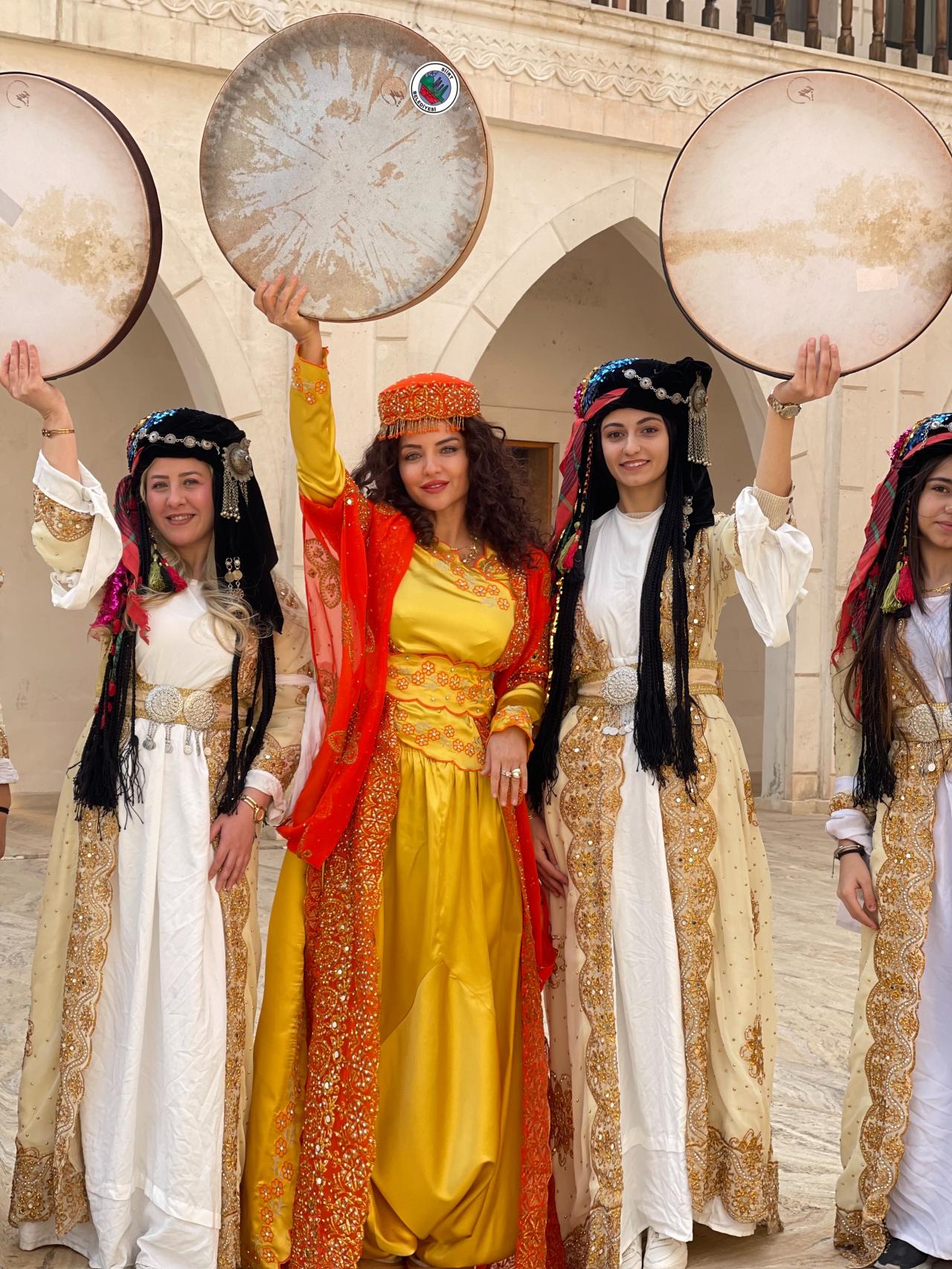 Deniz Toprak türkü söylüyor. 