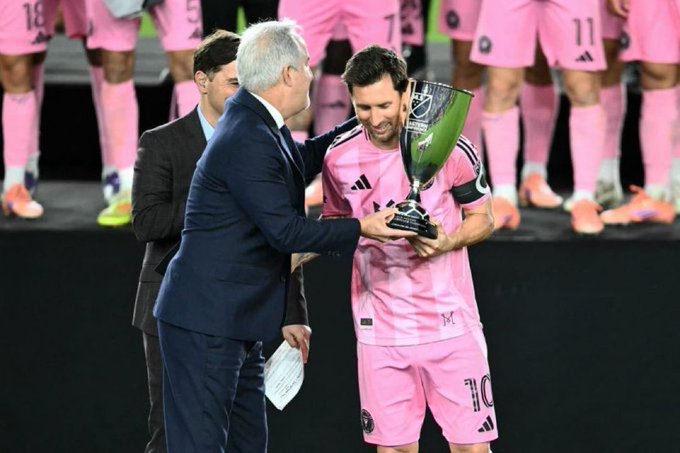 Inter Miami takımına Doğu Konferansı şampiyonluğu için kupa takdimi yapılıyor.