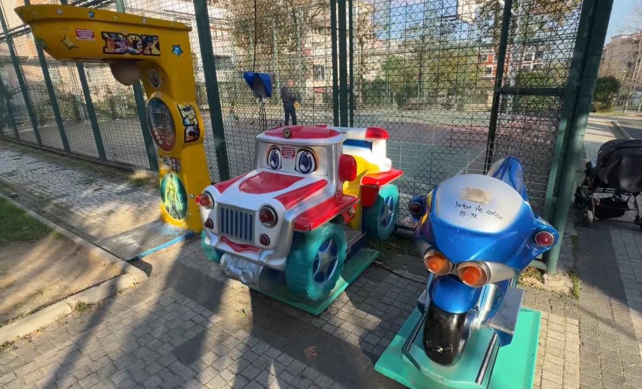 Çocukların bindiği oyuncaklar.