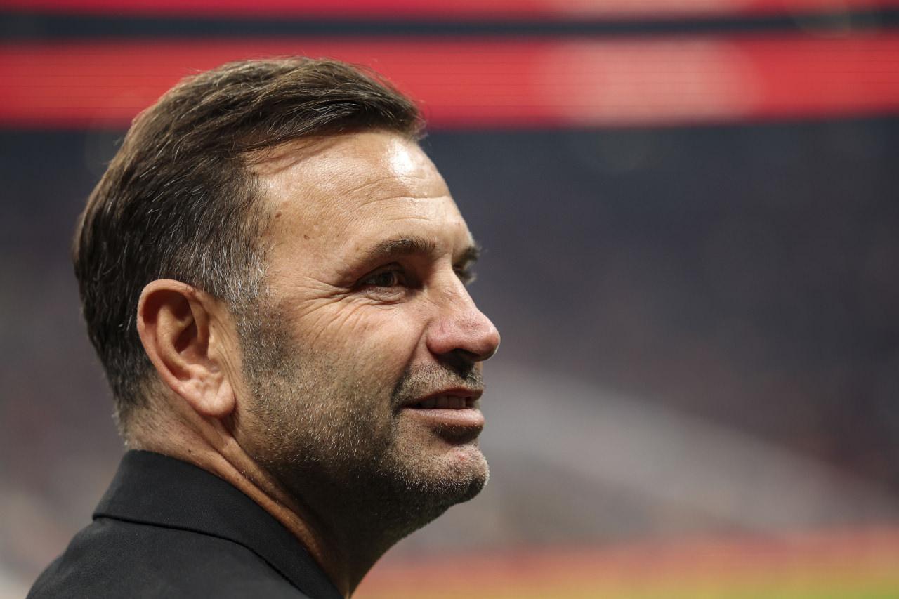 Galatasaray Teknik Direktörü Okan Buruk, Trendyol Süper Lig'de Trabzonspor'la oynanan maç öncesi saha kenarında beklerken, 1 Kasım 2025