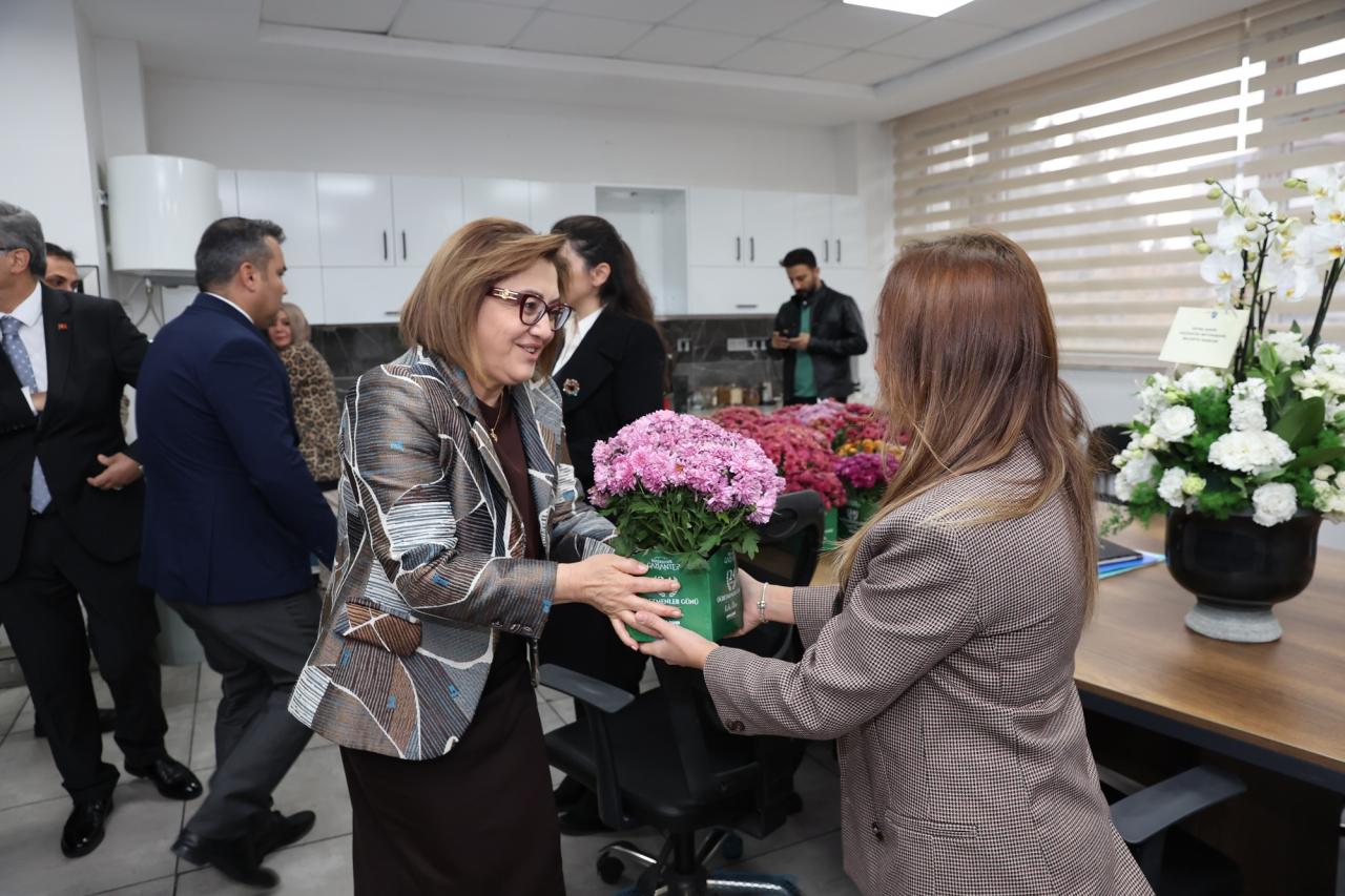 Gaziantep Büyükşehir Belediye Başkanı Fatma Şahin, Nuriye Zekeriya Kına Ortaokulu ve İnci Konukoğlu Anadolu Lisesi’ni ziyaret etti.