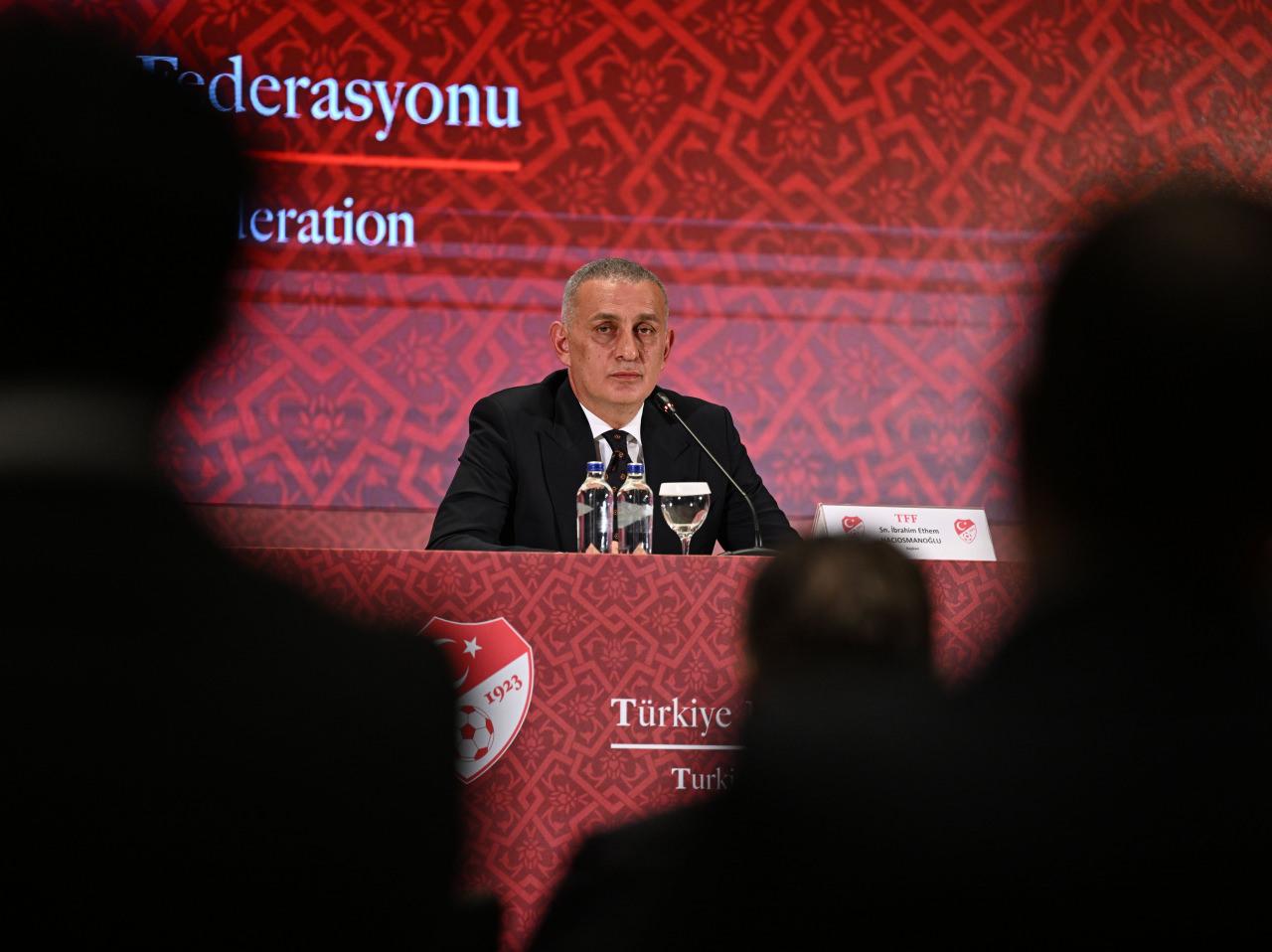 Bir basın toplantısı sırasında TFF Başkanı İbrahim Ethem Hacıosmanoğlu