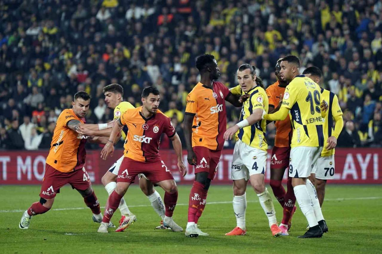 Geçen sezon Kadıköy'de oynanan Fenerbahçe-Galatasaray derbisi