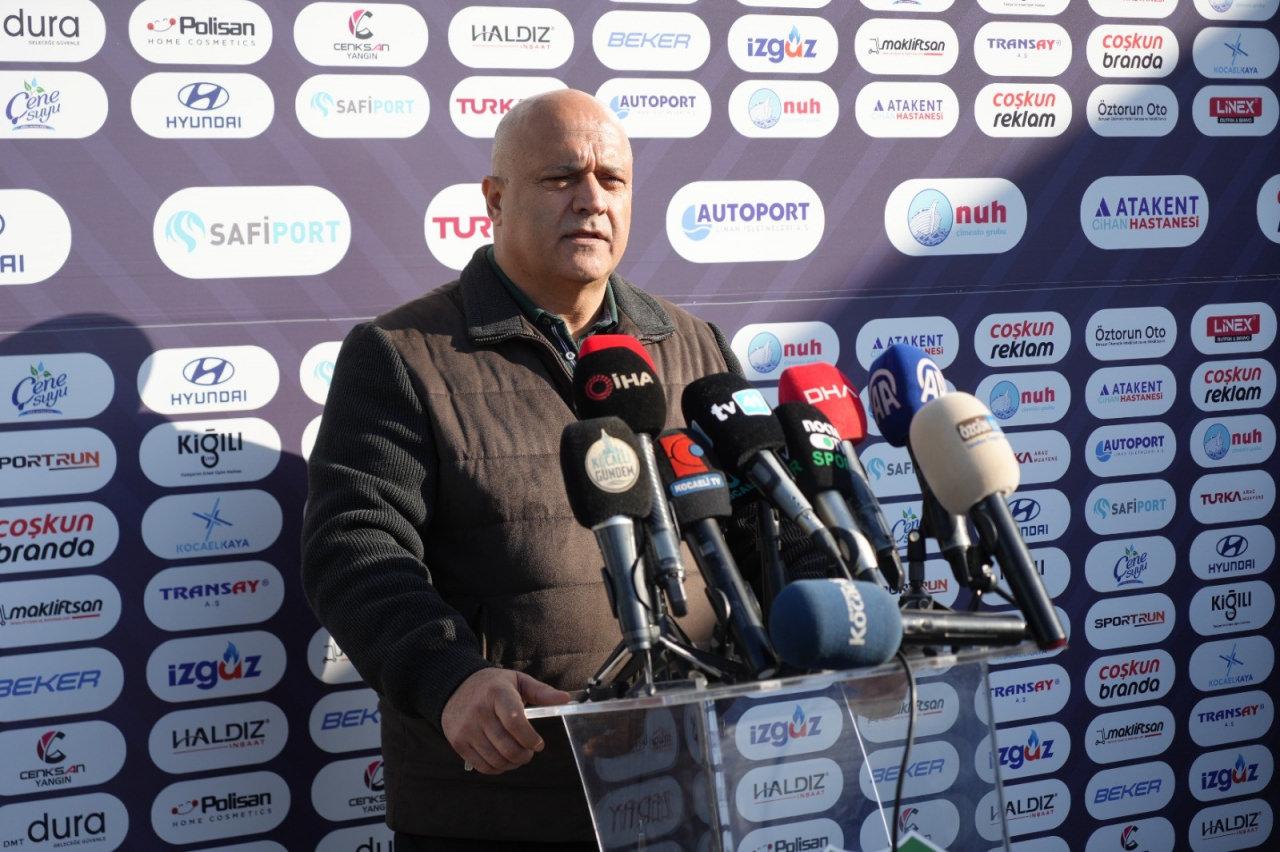 Kocaelispor Başkanı Recep Durul, basın toplantısında açıklamalarda bulunurken, 25 Mayıs 2025