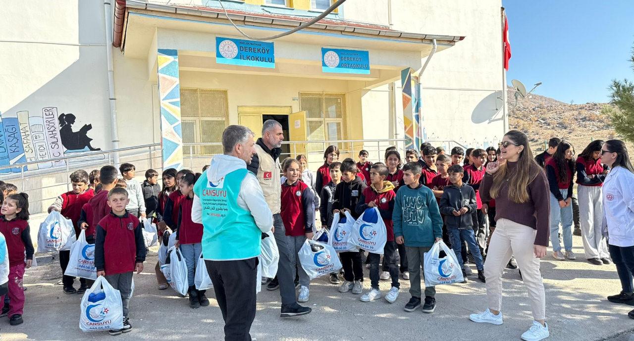 Batman Cansuyu Yardımlaşma ve Dayanışma Derneği Temsilcisi Mehmet Emin Turan, öğrencilere hediyelerini veriyor.