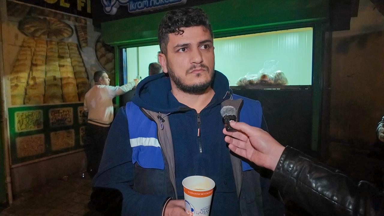 Çorba ikramı alan vatandaş.