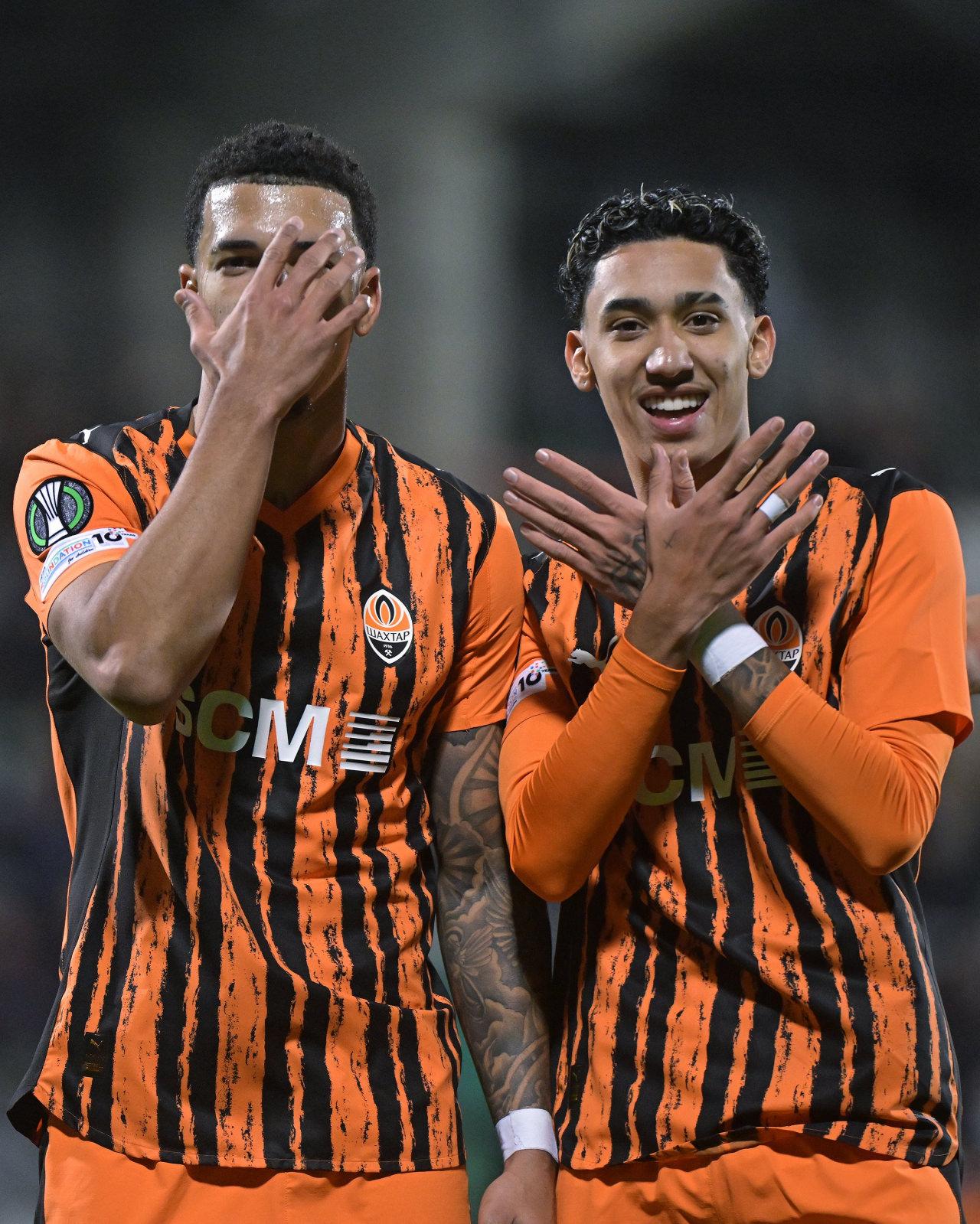 Konferans Ligi'nde Shamrock Rovers'ı yenen Shakhtar'da Elias takım arkadaşıyla golün sevincini yaşıyor